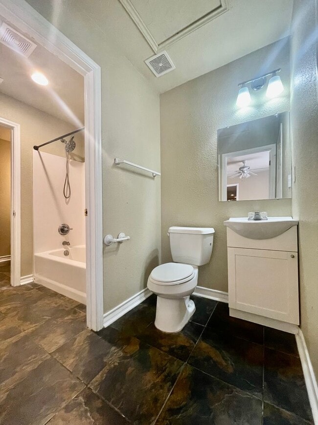 Building Photo - Walk to campus! Walk downtown! Fenced yard! Flat Rate Utilities!