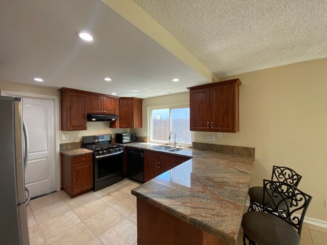 Building Photo - 3 Bedroom Home - Centrally Located with So...
