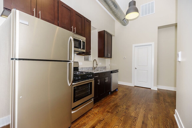 Building Photo - 1334 W 18th Pl