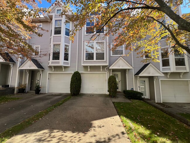 Primary Photo - Beautiful 3 Bed/ 3 Bath Townhome in Privat...