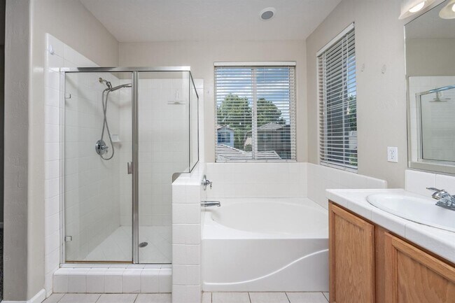 Building Photo - Beautifully Updated North Clovis 3/2.5