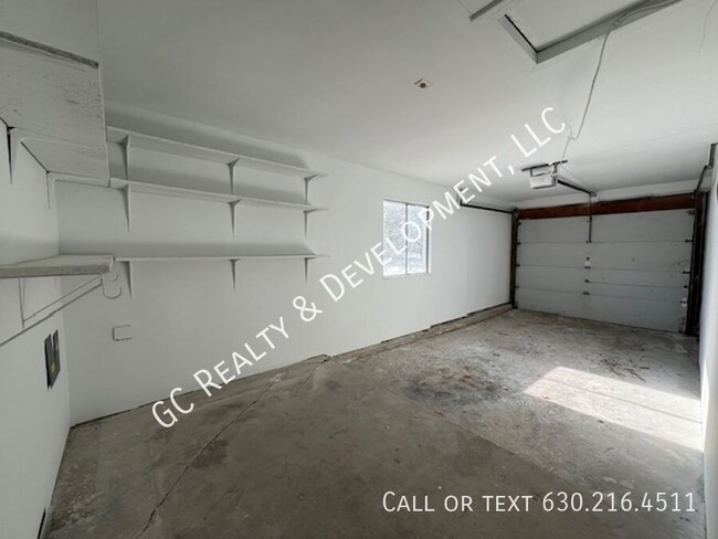 Building Photo - *** 2 BDRM - 2 BTH / SCHOOL DISTRICT 68 / ...