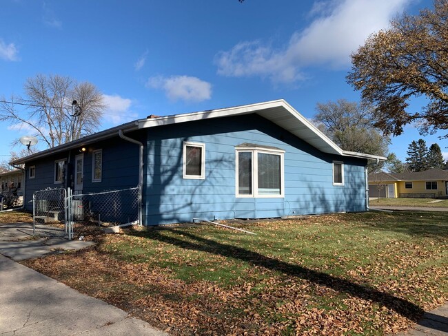 Building Photo - 1 Bed 1 Bath Duplex in Moorhead!