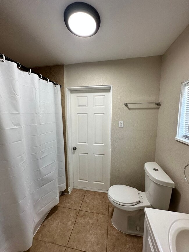Building Photo - Updated Corner Lot Home – 2bd/2ba
