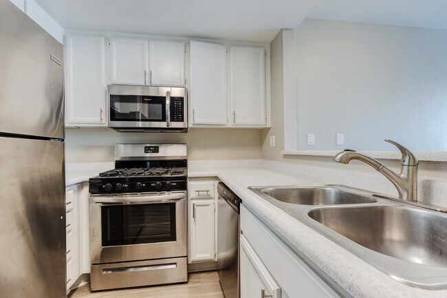 Building Photo - Smartly Designed 2-Bedroom Apartment in Pr...