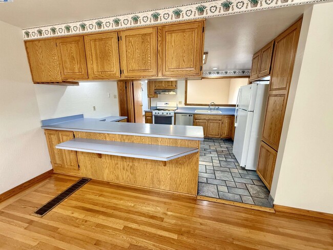 Building Photo - 252 Stoakes Ave