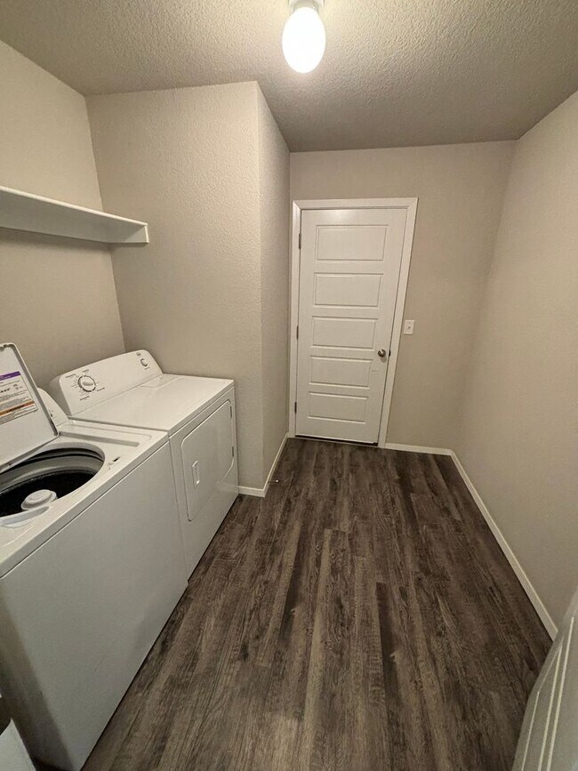 Building Photo - Location, Style, and Space: South Fayetteville Living at Its Best!