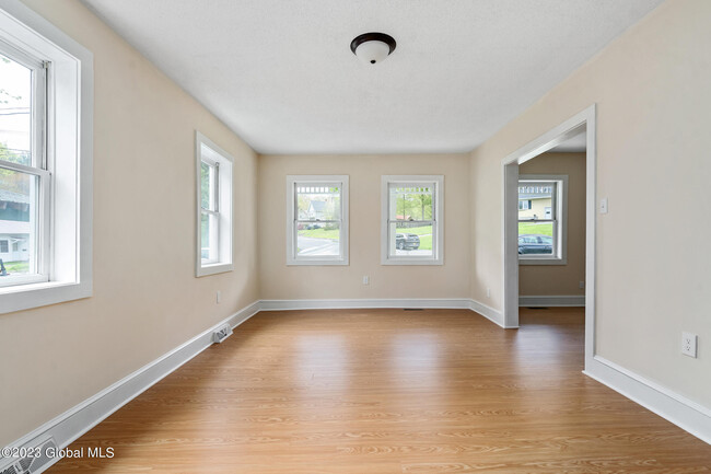 Building Photo - 136 Saratoga Ave