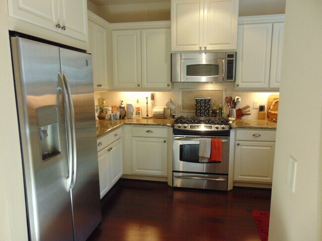 Building Photo - Cedar Mills area - 3+ Townhome nearly 2k sq ft - available now !
