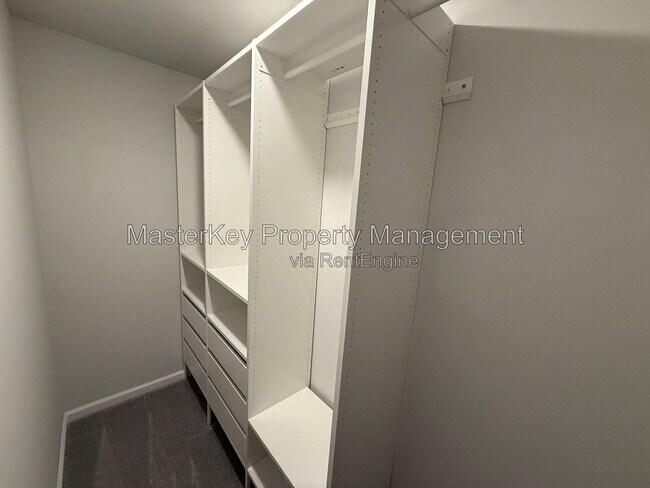 Building Photo - 329 Deercroft Dr