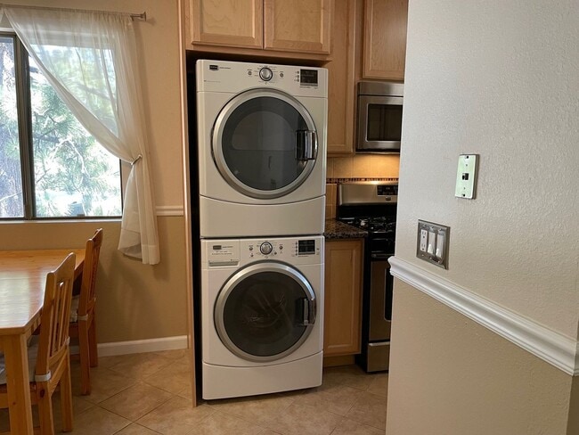 Building Photo - 2 bedroom condo with carport, pool and hot tub access