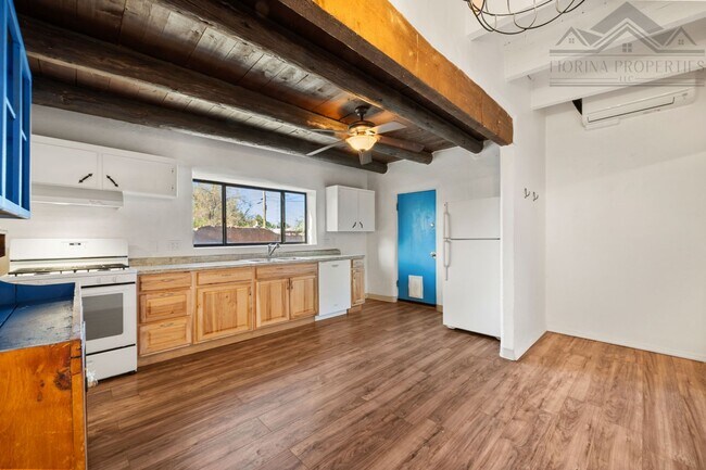 Building Photo - Rustic Santa Fe Charm on Kathryn Ave.