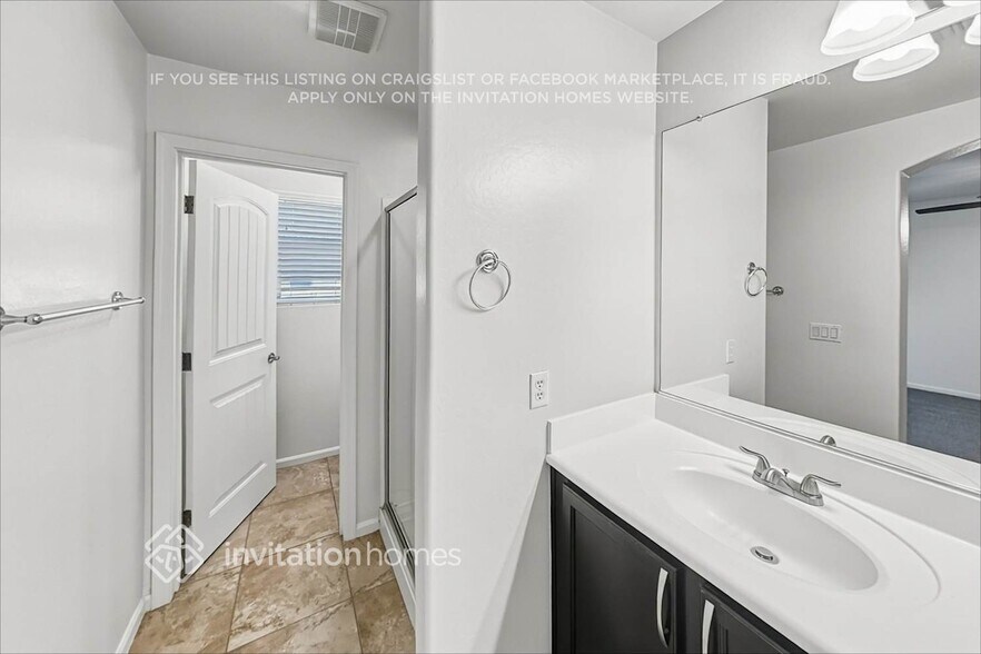Building Photo - 1370 S Ponderosa Dr