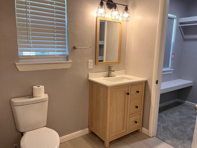 Master bed with double vanities and walk-in closet - 132 Elwood Dr