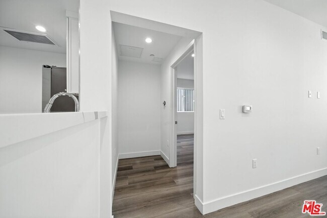 Building Photo - 627 N Dillon St