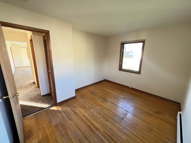 Building Photo - AVAILABLE JUNE 2025! HUGE 5 Bedroom, 2 Bath Home by UMD!