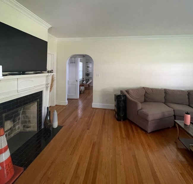 Building Photo - 606 S Elm St