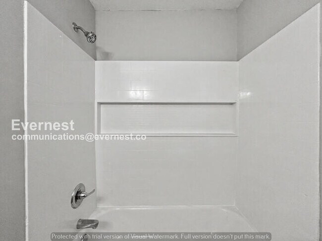 Building Photo - Limited Time Special Offer! / 3 Bed/2 Bath Home with Fenced Yard / Pet-Friendly