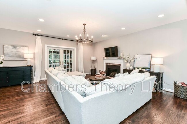 Building Photo - 6866 Melrose Dr