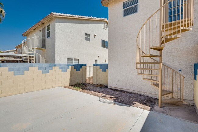 Building Photo - Beautiful 3 Bedroom, 2 Bathroom Townhouse w/ attached 1 Car Garage & Community Pool.