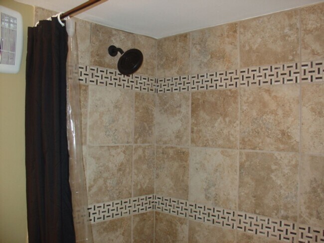 Building Photo - Prime Location Near UTK and Downtown Knoxville!