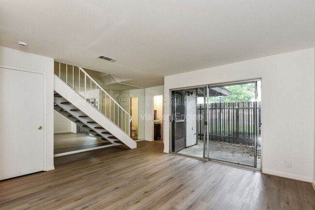 Building Photo - 5422 Roundtree Ct