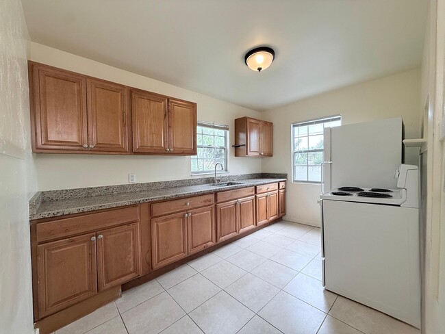 Building Photo - 1212 N Palmway