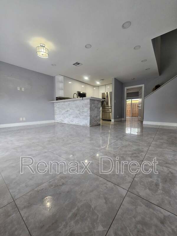 Building Photo - 331 Cypress Way W