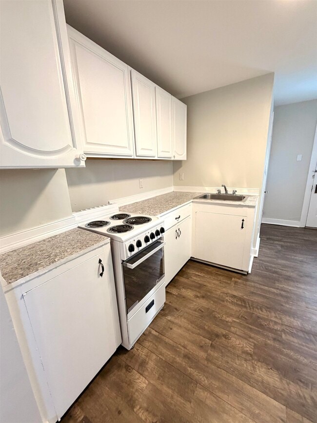 Building Photo - 39 Mead St