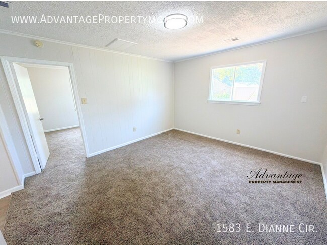 Building Photo - 1583 E Dianne Cir