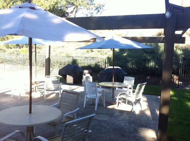 Building Photo - Excellent 2 bedroom 2 bathroom single story condo with private backyard.