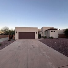 Building Photo - 1111 Vista De Los Alamos
