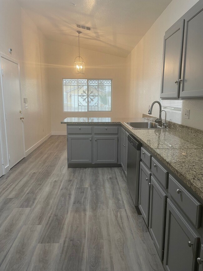 Building Photo - 2219 Cambridge Elms St