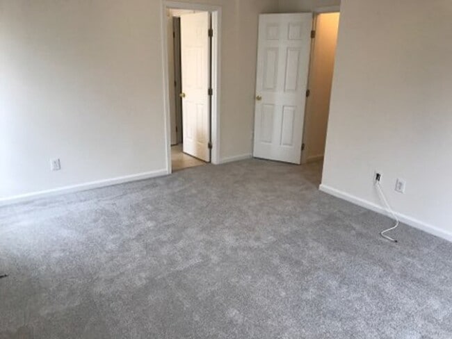 Building Photo - Spacious 4-bedroom home