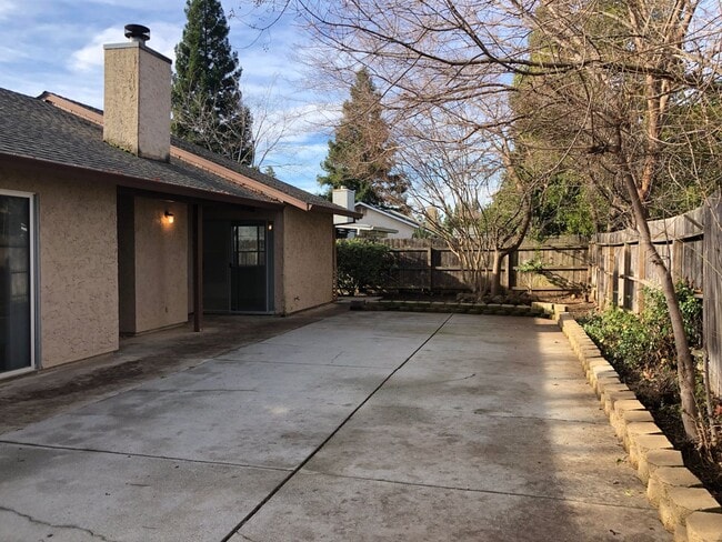 Building Photo - 3-Bed, 2-Bath Single-Family Home (Lease as...