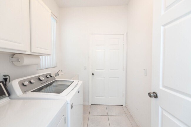 Building Photo - Beautiful Home in Satellite Beach including Lawncare and Community Pool