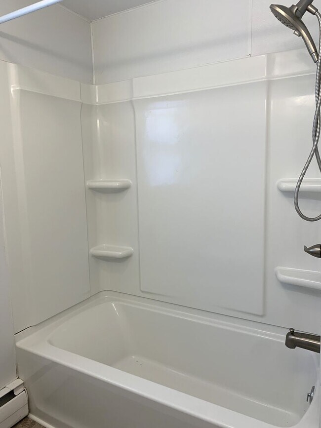 Building Photo - Move-in ready!! Bonus room that could easi...