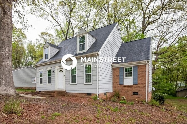 Building Photo - 4 Bedroom Pet-Friendly Home in Charlotte, NC with Main Street Renewal