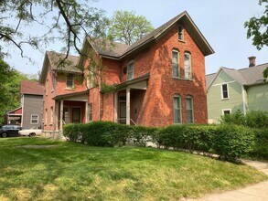 Building Photo - 117-119 Fitzhugh SE