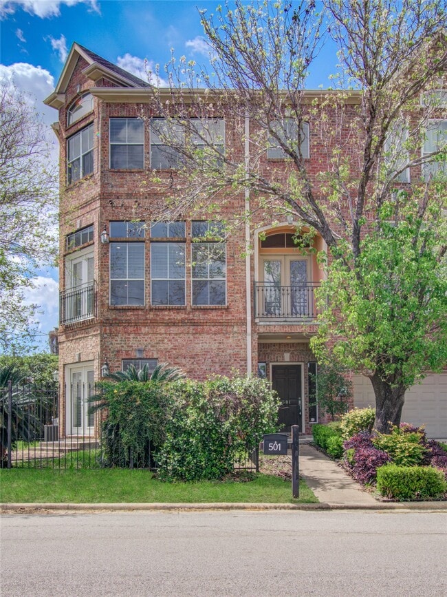 Building Photo - 501 Leverkuhn St