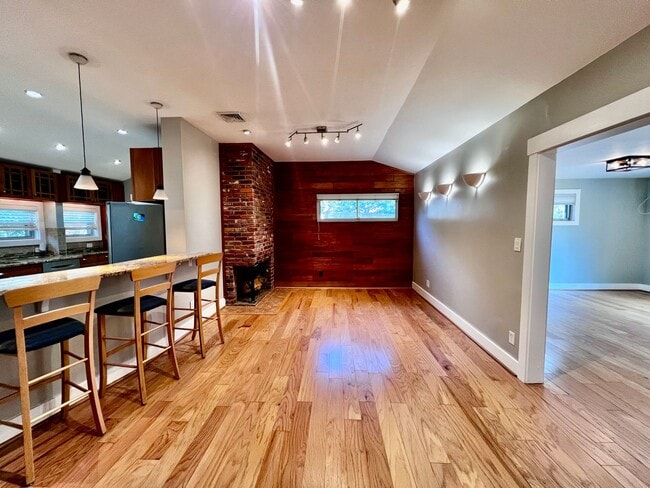 Building Photo - Beautiful waterfront home