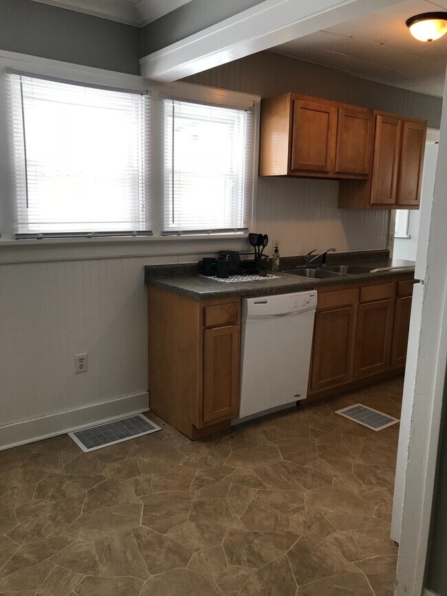 Building Photo - large 3br 2 bath home with full basement &...