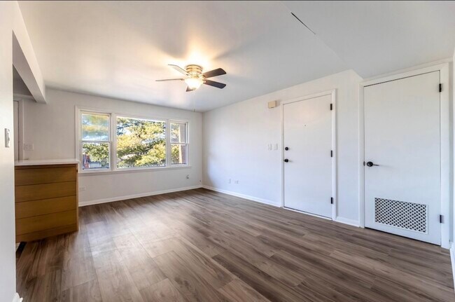 Building Photo - 6419 S Oak Park Ave
