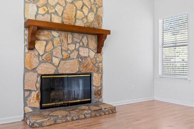 Building Photo - 3 Bedroom, 2 Bath Home Within Walking Distance to School/Shopping