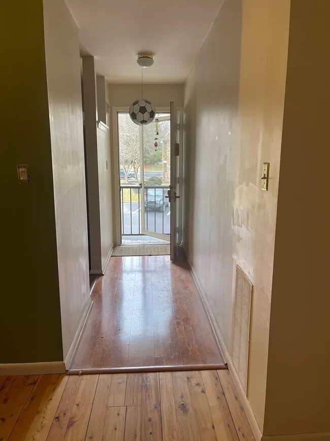 Building Photo - 280 Valley Stream Ln