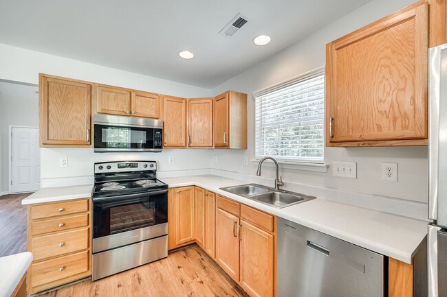 Building Photo - Beautiful 2 Bed 2.5 bath townhome in Benni...