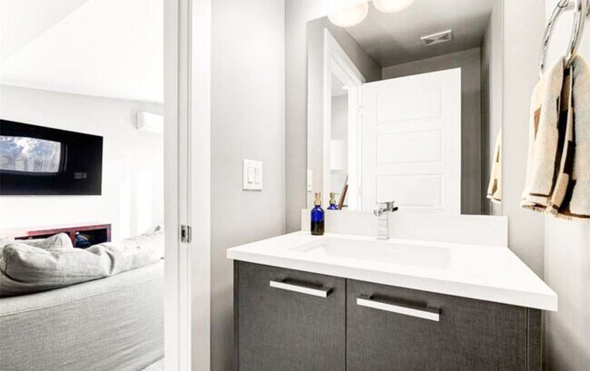 Building Photo - Beautiful 4 bedroom 3 bathroom property in Jefferson Park Denver