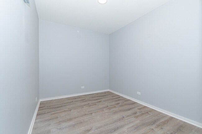 Building Photo - 141 S Oak Park Ave