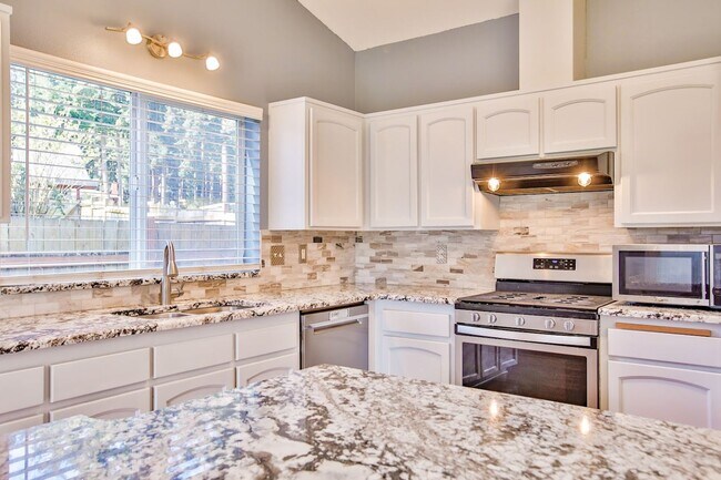 Building Photo - Lovely Home located in Oak Harbor and Ready for a New Tenant!