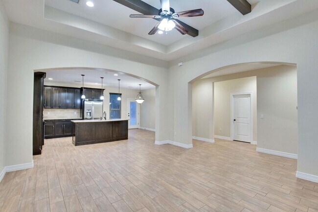 Building Photo - 118 N Buckhorn Dr